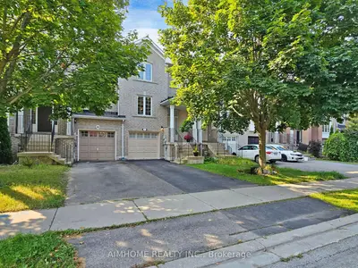 Att/Row/Townhouse in Newmarket