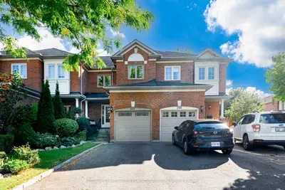 Att/Row/Townhouse in Newmarket
