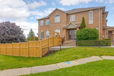Att/Row/Townhouse in Newmarket