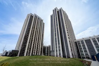 Common Element Condo in Vaughan