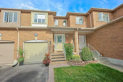 Att/Row/Townhouse in Newmarket