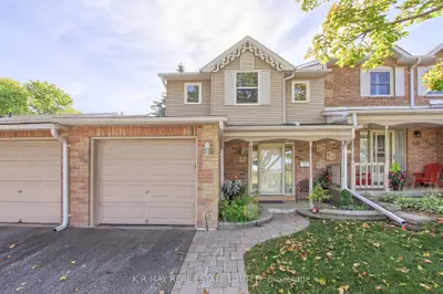 Condo Townhouse in Uxbridge