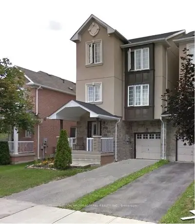 Att/Row/Townhouse in Newmarket