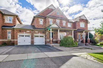 Att/Row/Townhouse in Richmond Hill