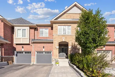 Att/Row/Townhouse in Newmarket