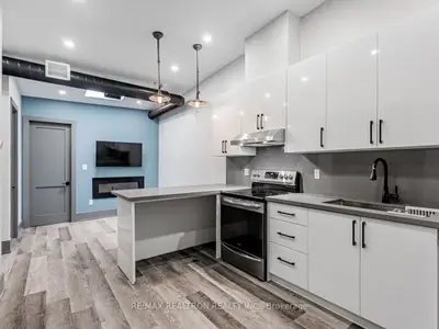 Att/Row/Townhouse in Newmarket