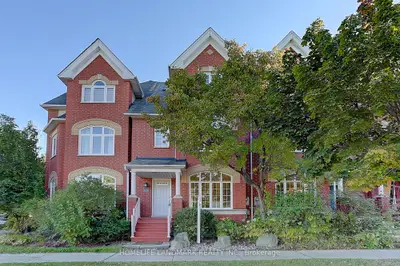 Att/Row/Townhouse in Richmond Hill