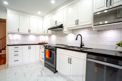 Att/Row/Townhouse in Richmond Hill