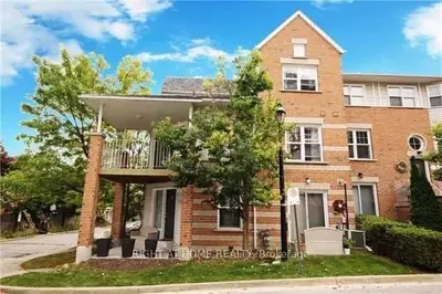 Att/Row/Townhouse in Newmarket