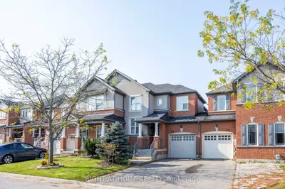 Att/Row/Townhouse in Richmond Hill