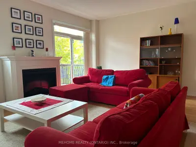 Att/Row/Townhouse in Richmond Hill