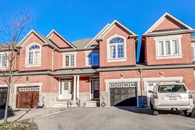 Att/Row/Townhouse in Richmond Hill