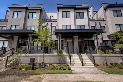 Condo Townhouse in Bradford West Gwillimbury
