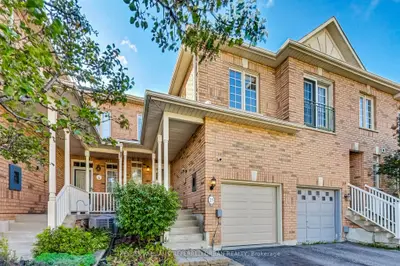Att/Row/Townhouse in Richmond Hill