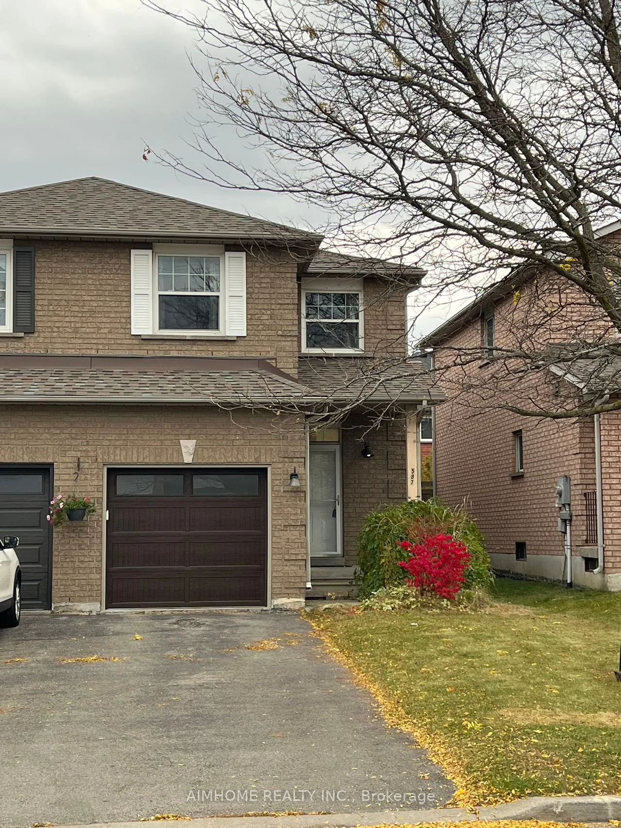 587 Pinder Avenue, Newmarket, On L3x 2a4