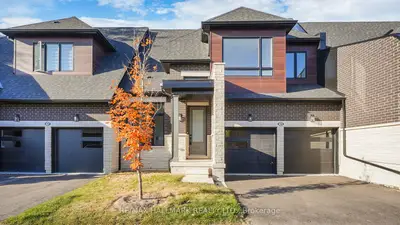 Att/Row/Townhouse in Uxbridge