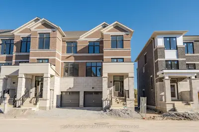 Att/Row/Townhouse in Richmond Hill