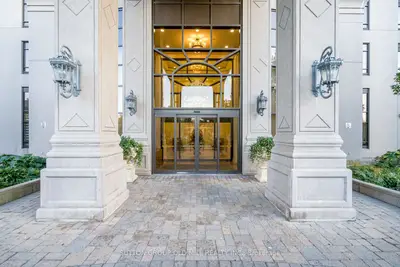 Condo Apartment in Vaughan