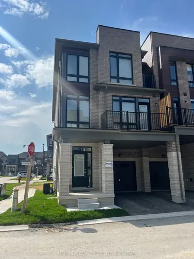 Att/Row/Townhouse in Aurora