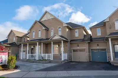 Att/Row/Townhouse in Richmond Hill