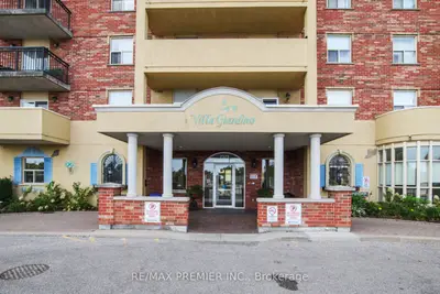 Condo Apartment in Vaughan