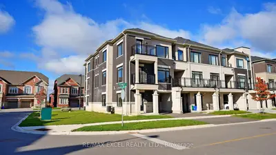 Att/Row/Townhouse in Richmond Hill