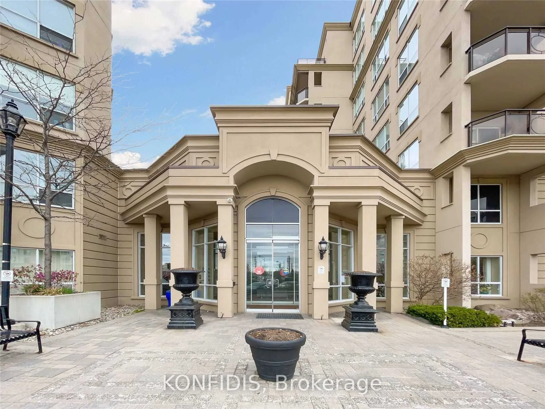 Condo Apartment in Vaughan