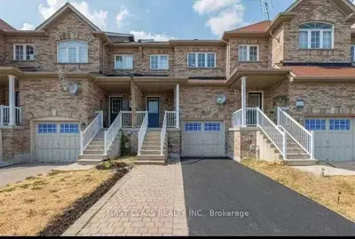 Att/Row/Townhouse in Richmond Hill