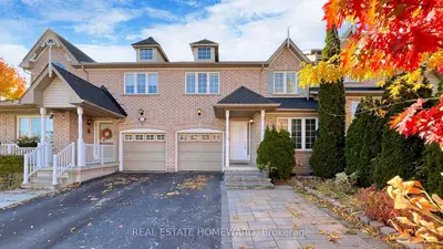 Att/Row/Townhouse in Newmarket