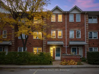 Condo Townhouse in Vaughan