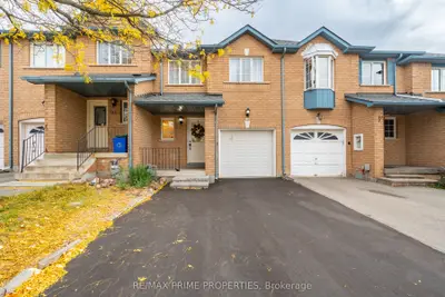 Att/Row/Townhouse in Richmond Hill