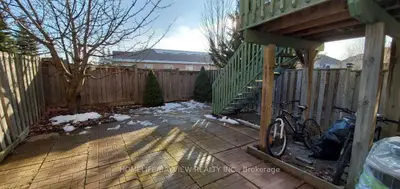 Semi-Detached in Aurora