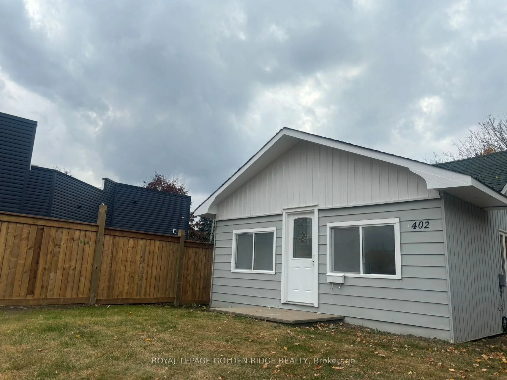 402 The Queensway South, Georgina, On, L4p 2c5