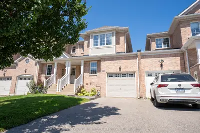 Att/Row/Townhouse in Richmond Hill