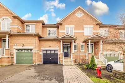 Att/Row/Townhouse in Richmond Hill