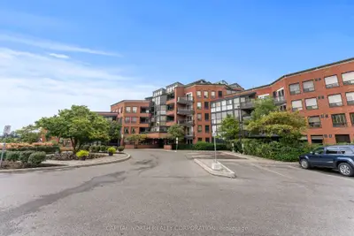 Condo Apartment in Vaughan