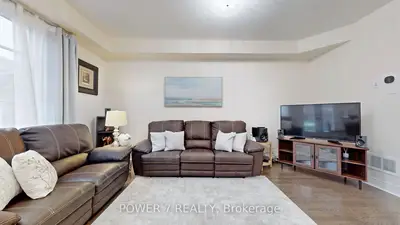 Att/Row/Townhouse in Richmond Hill