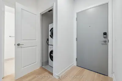 Condo Apartment in Vaughan
