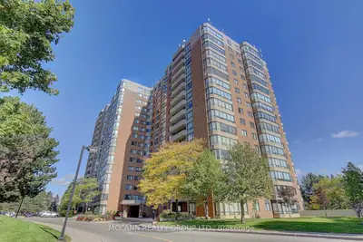 Condo Apartment in Vaughan