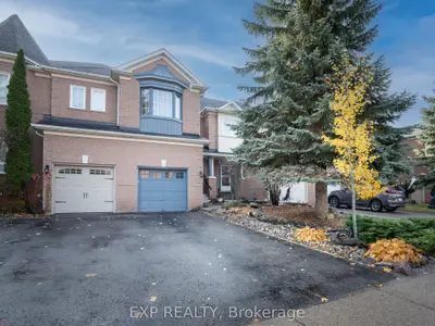 Att/Row/Townhouse in Newmarket