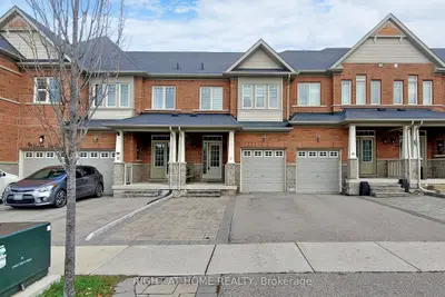 Att/Row/Townhouse in Richmond Hill
