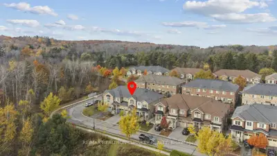Att/Row/Townhouse in Newmarket