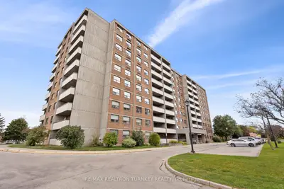 Condo Apartment in Newmarket