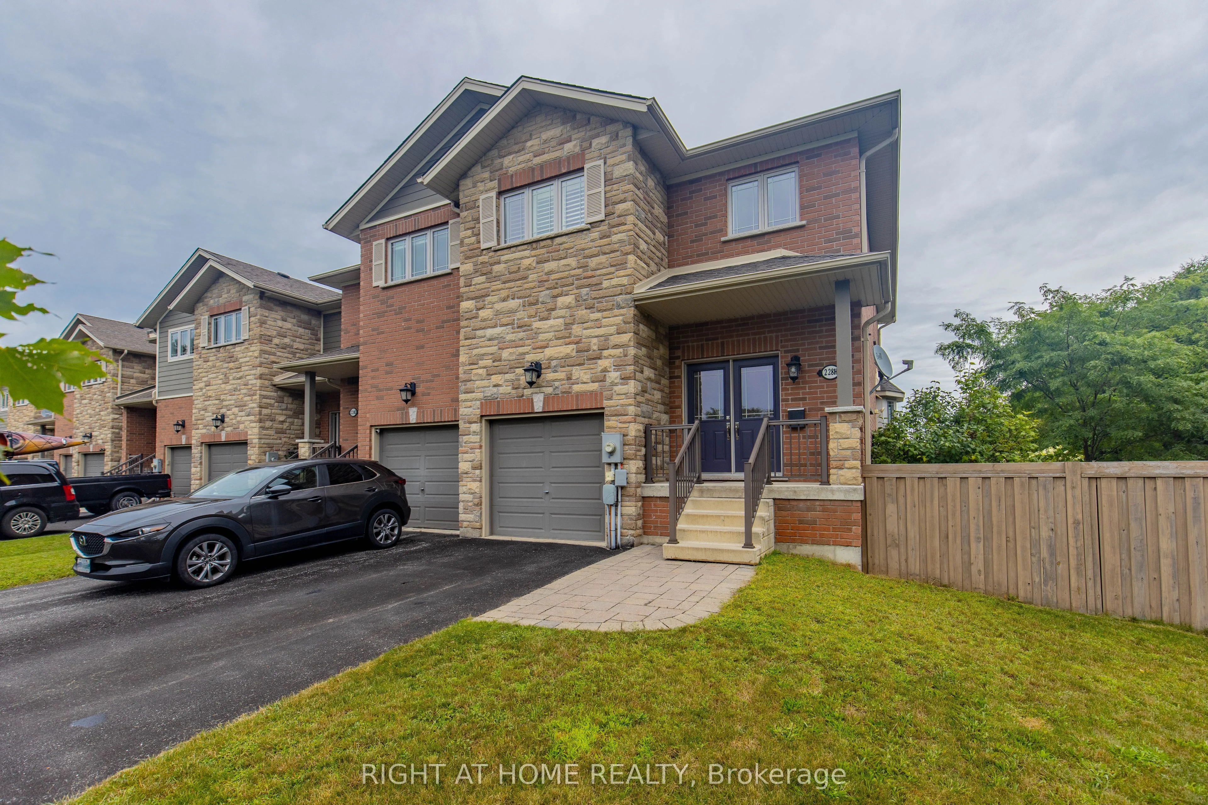 228h Crawford Street, Barrie, On L4n 3w7