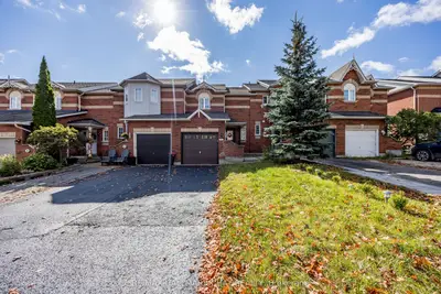 Att/Row/Townhouse in Barrie