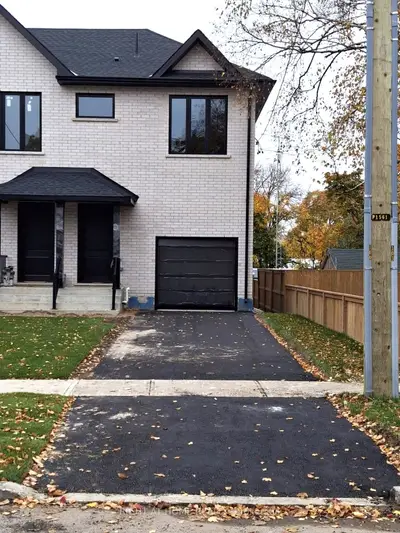 Att/Row/Townhouse in Barrie