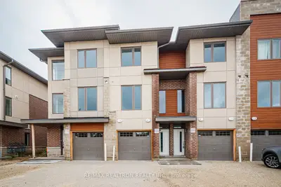 Condo Townhouse in Collingwood