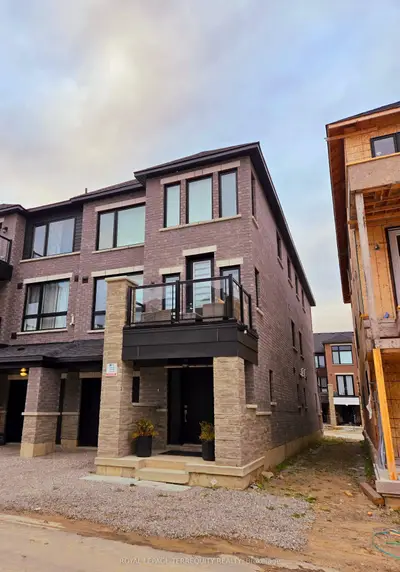 Att/Row/Townhouse in Barrie