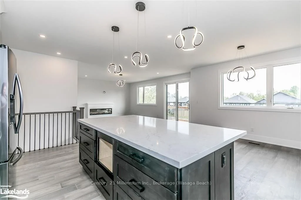 18 LAKESHORE Road, Wasaga Beach, ON L9Z 2Y5