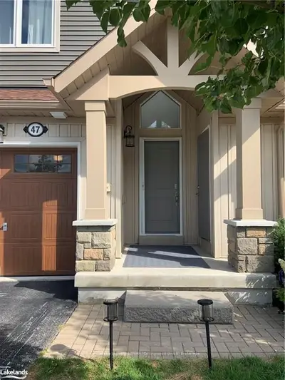 Att/Row/Townhouse in Collingwood